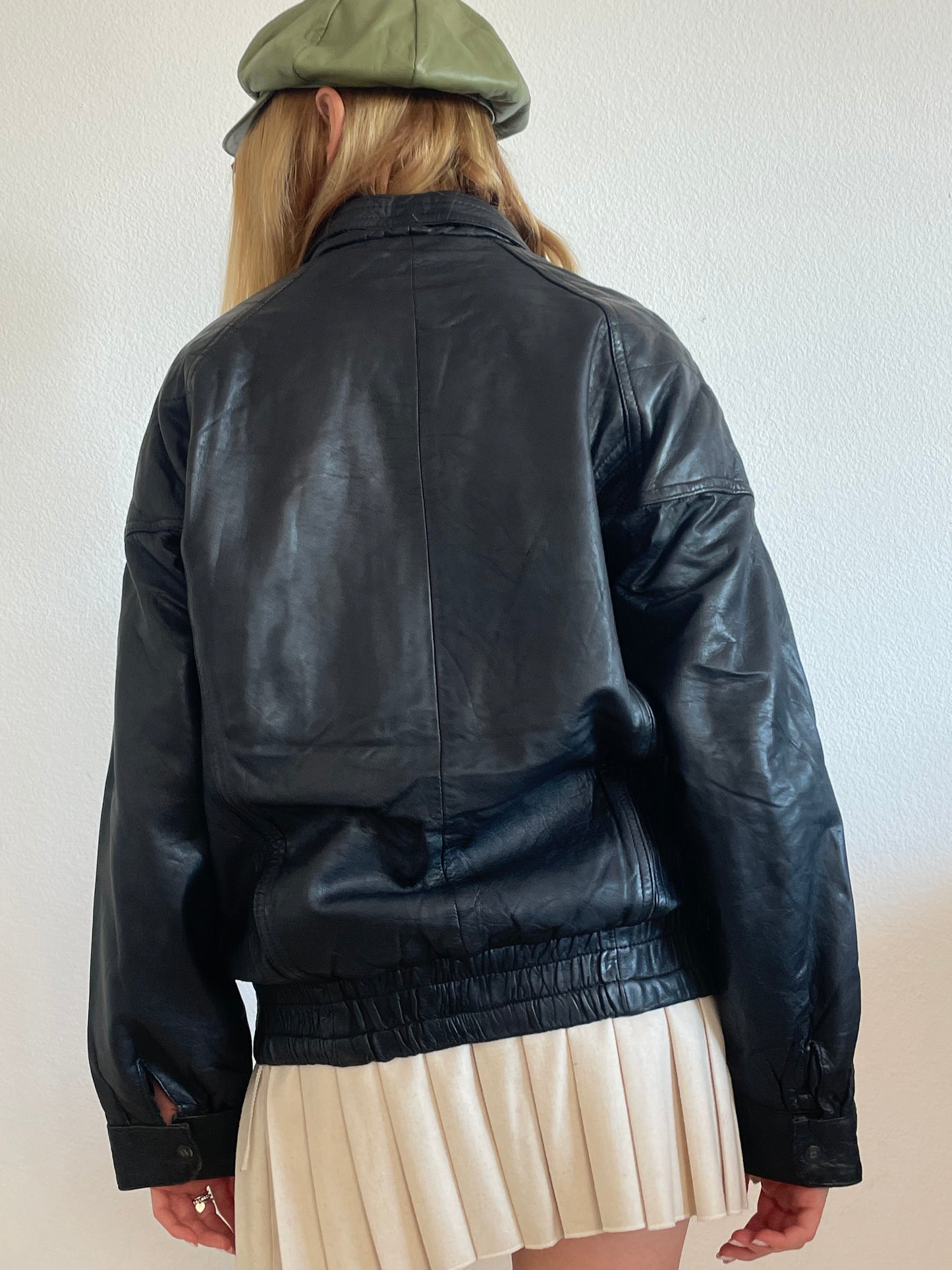 Vintage Black Leather Jacket in Size M
