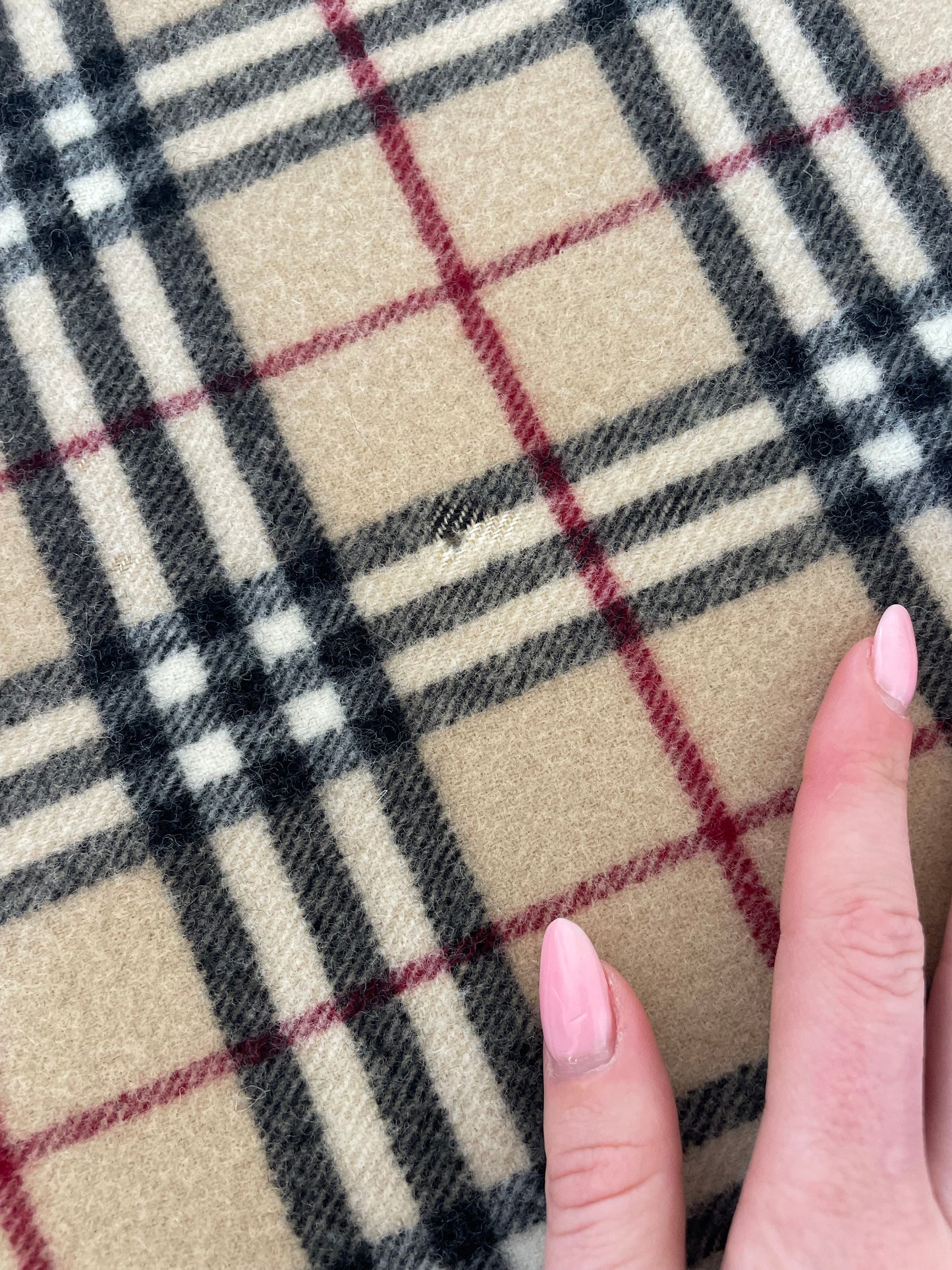 Vintage Burberry 100% Wool Scarf in Beige – 160cm